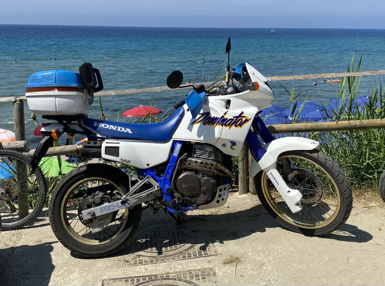 Blauwe Honda NX650 Dominator zijaanzicht