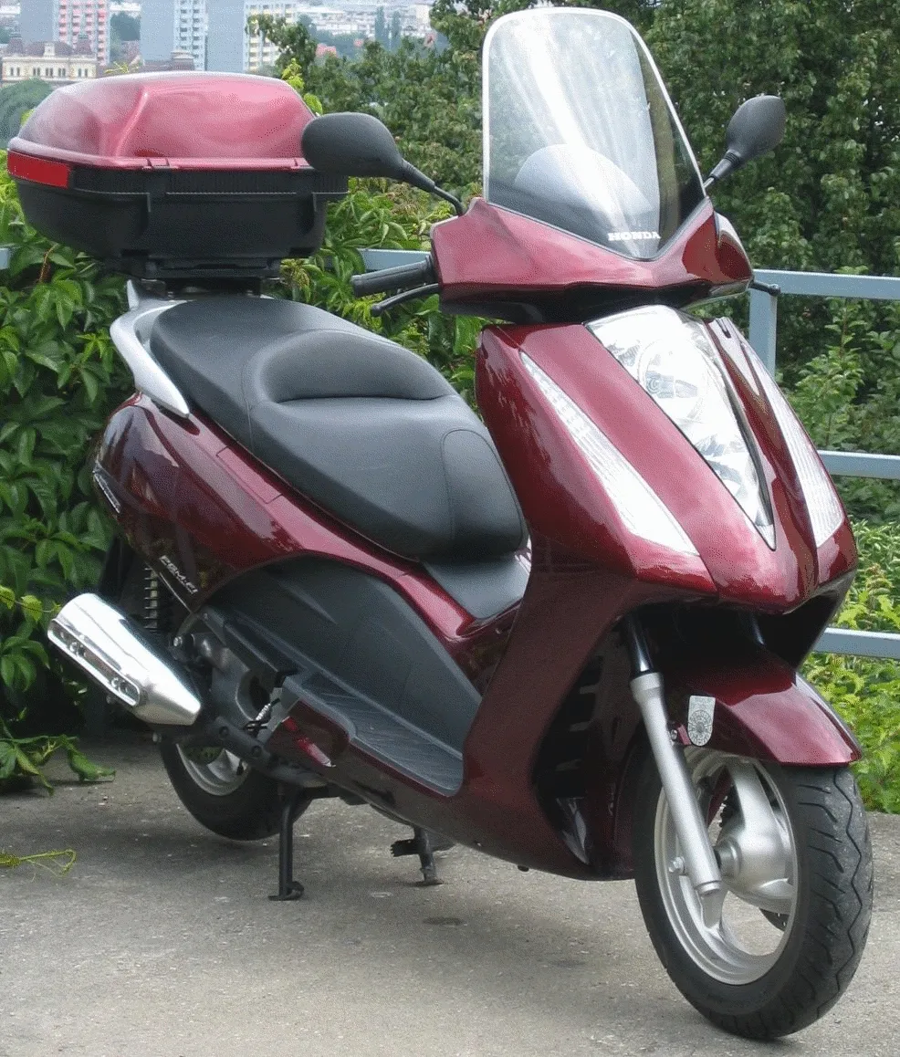 Honda Pantheon 125 front three-quarter view