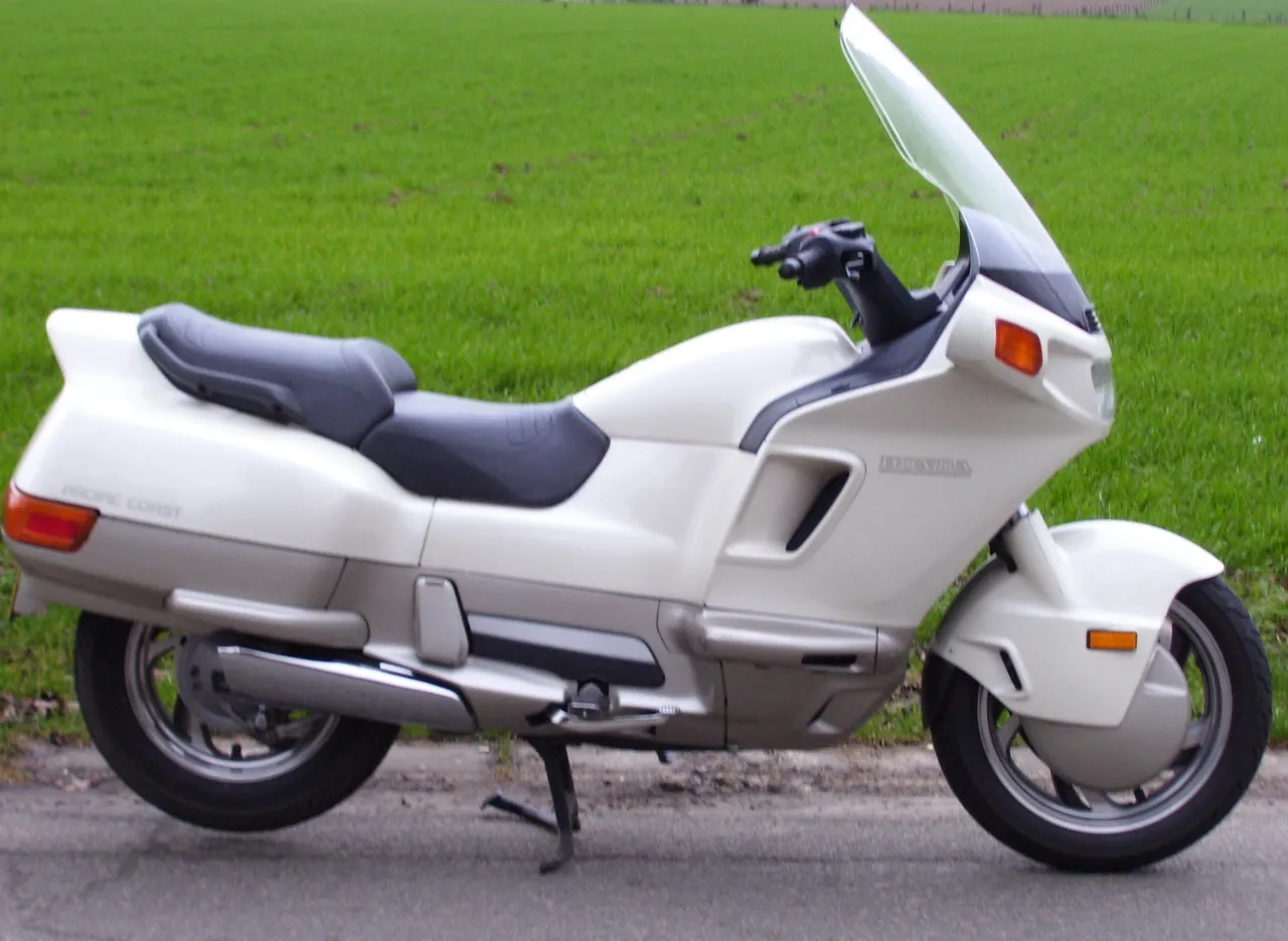 Honda PC 800 Pacific Coast zijaanzicht