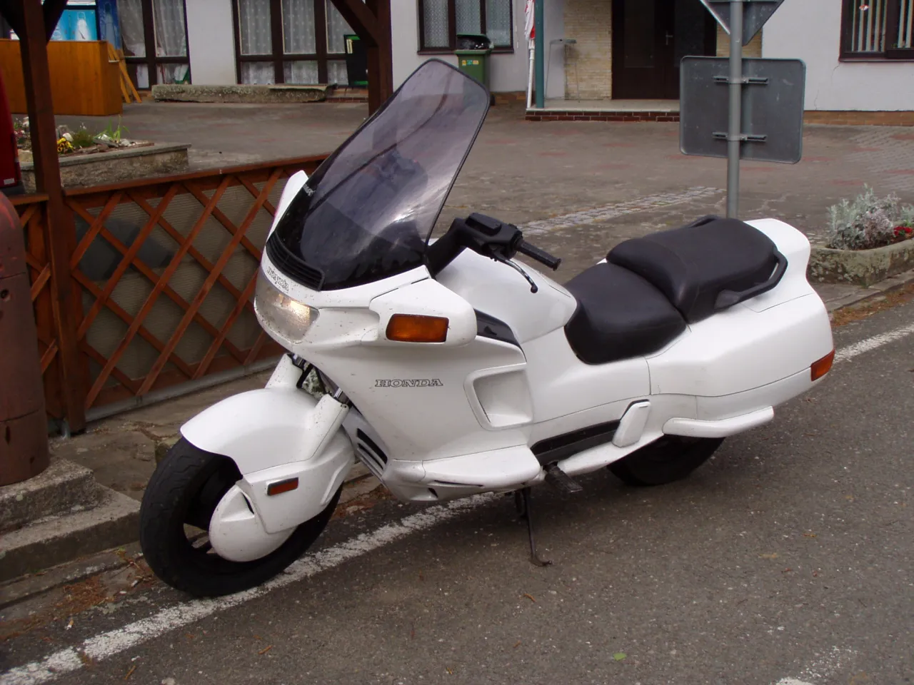 Honda PC 800 Pacific Coast vooraanzicht
