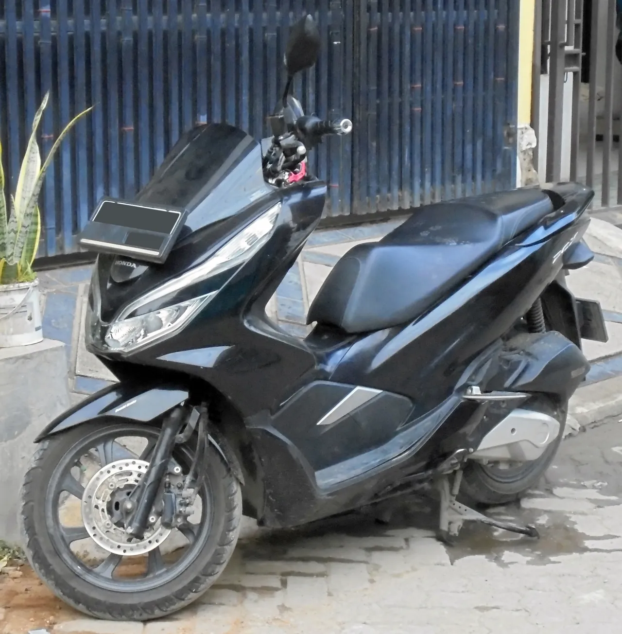 2019 Honda PCX 150 scooter in zijaanzicht