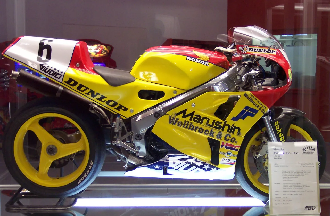Honda RC30 RVF750 1992 raceconfiguratie zijaanzicht