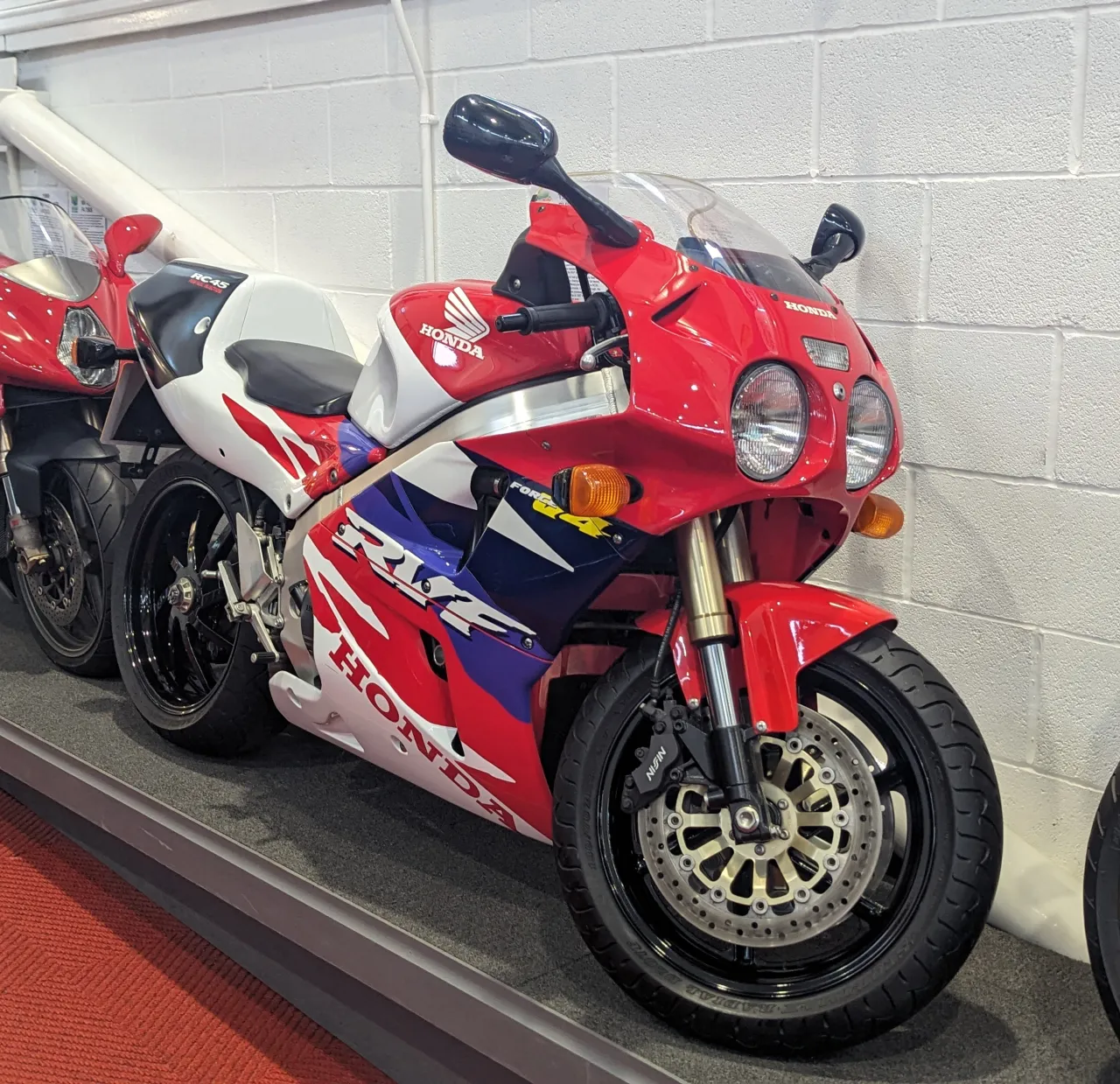 Honda RVF750R RC45 1995 zijaanzicht rood