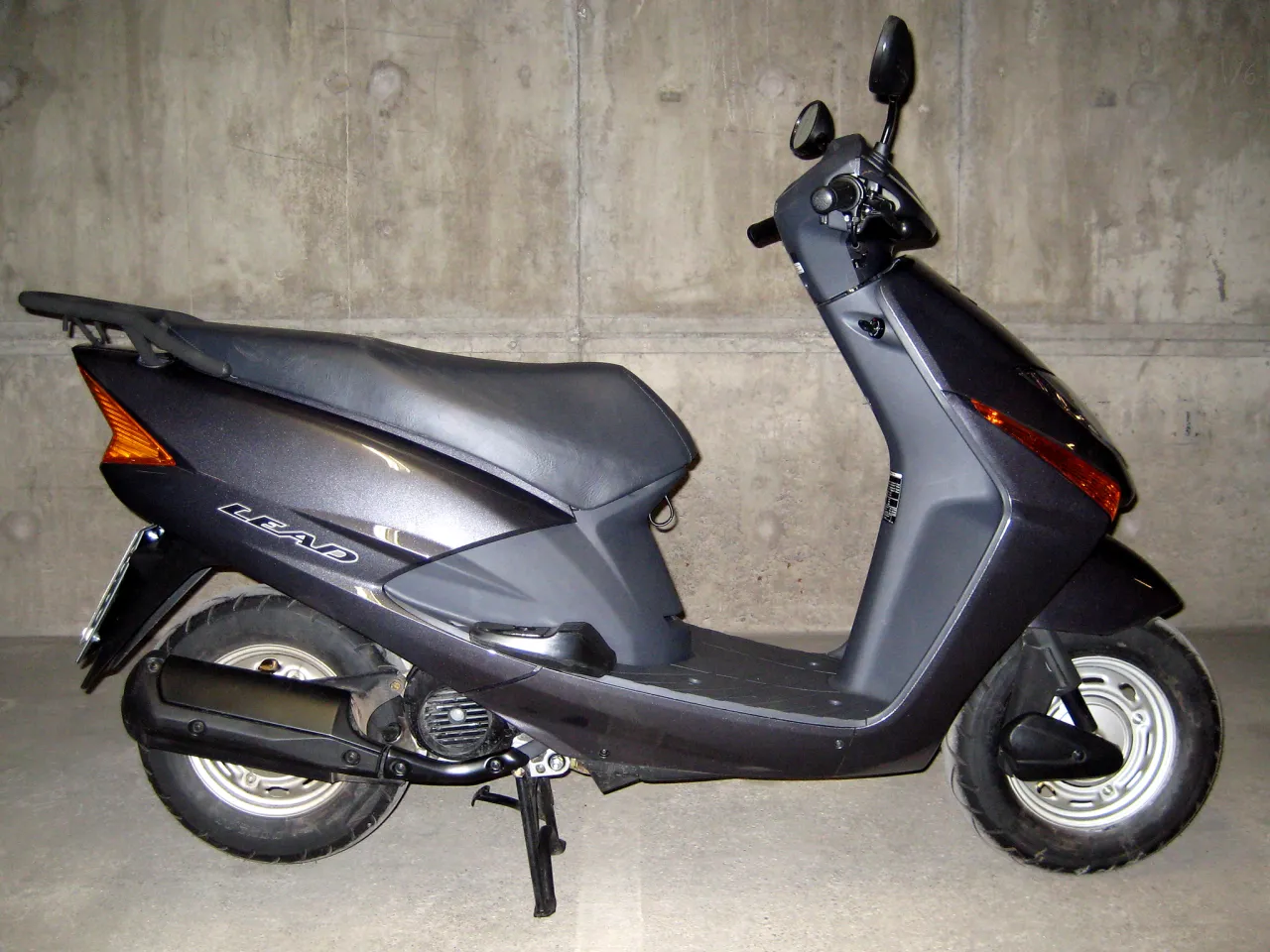Honda SCV-100 Lead stadsscooter uit 2007 zijaanzicht