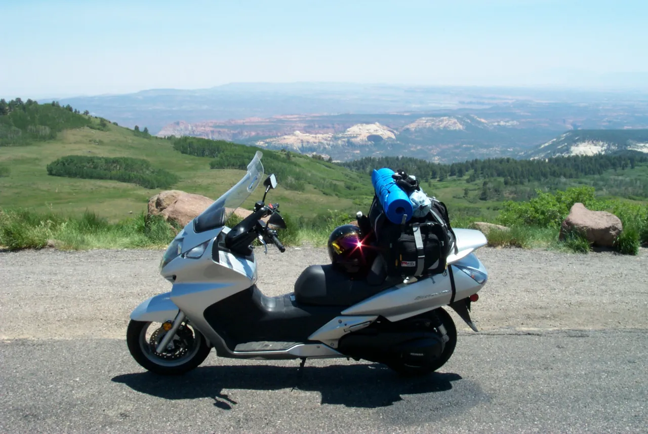 Honda Silver Wing FSC600 maxi-scooter zijaanzicht