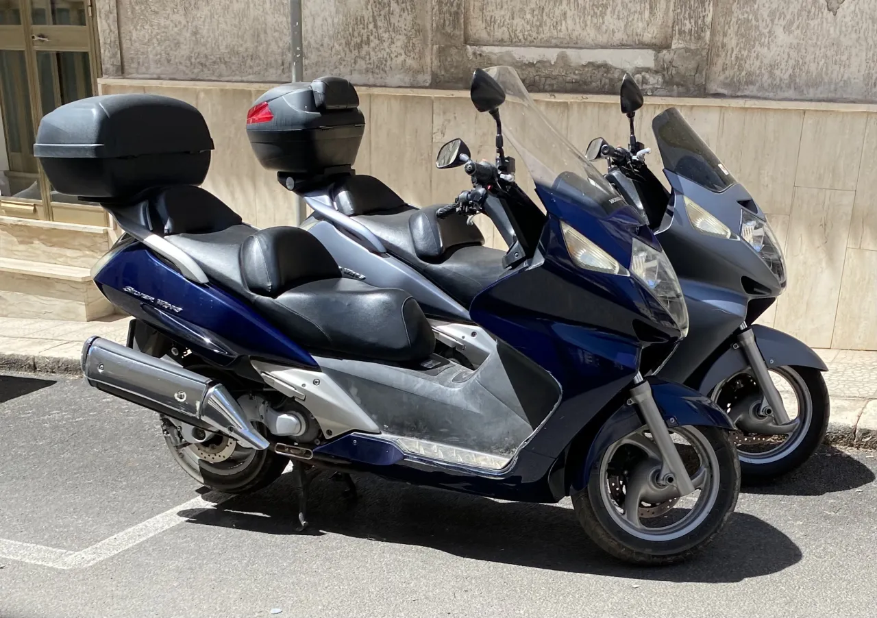 Honda Silver Wing scooter geparkeerd in Ostuni