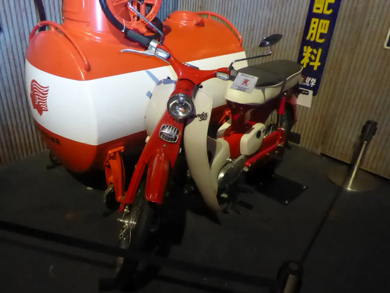Honda Super Cub origineel model uit 1962 zijaanzicht