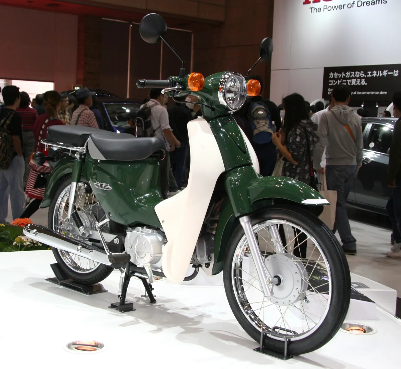 Honda Super Cub 110 iconisch stepthrough motorfiets zijaanzicht