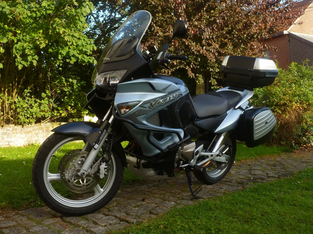 Honda Varadero 1000 rood op straat