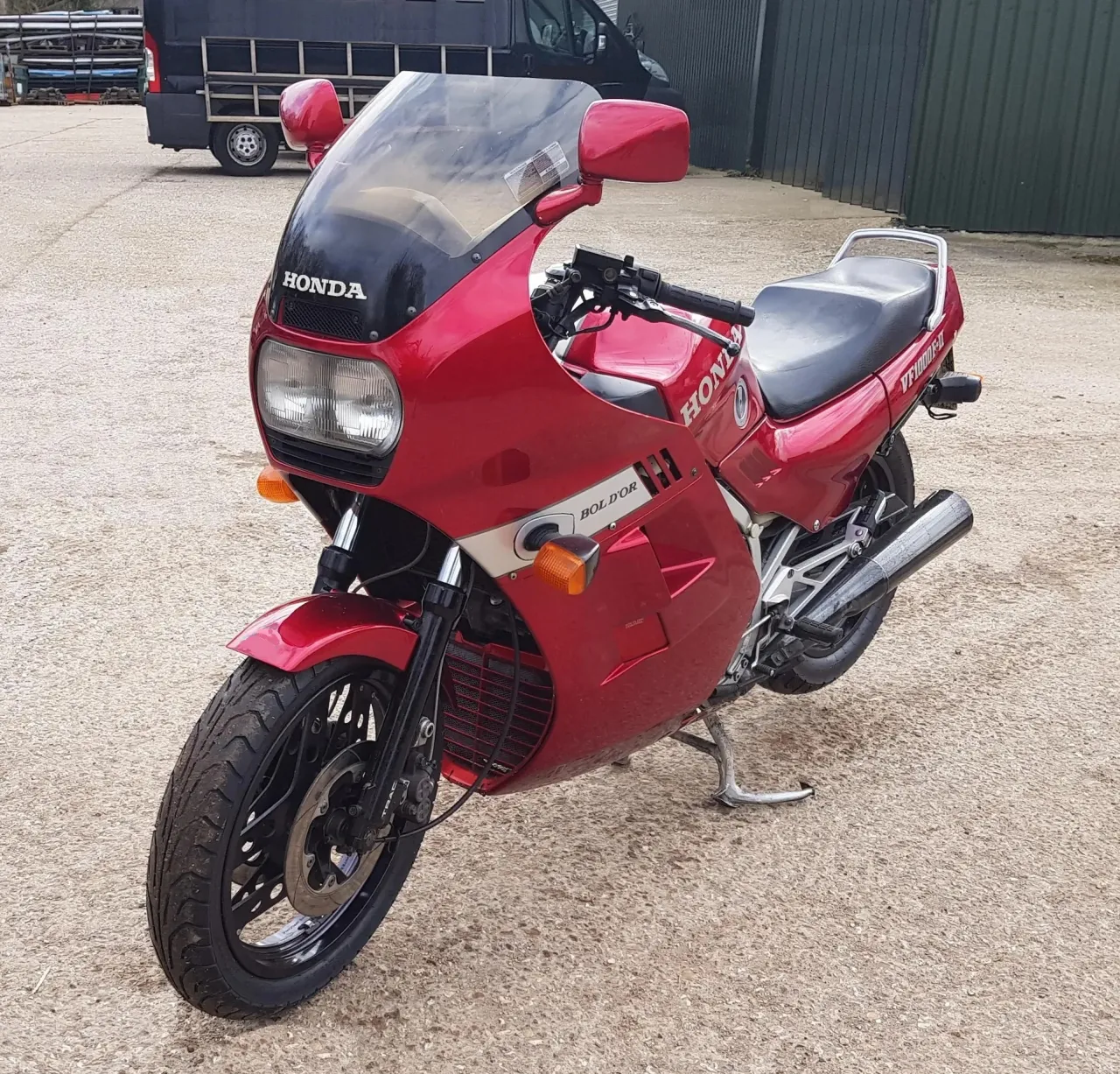 Honda VF 1000 F2 in rood, zijaanzicht