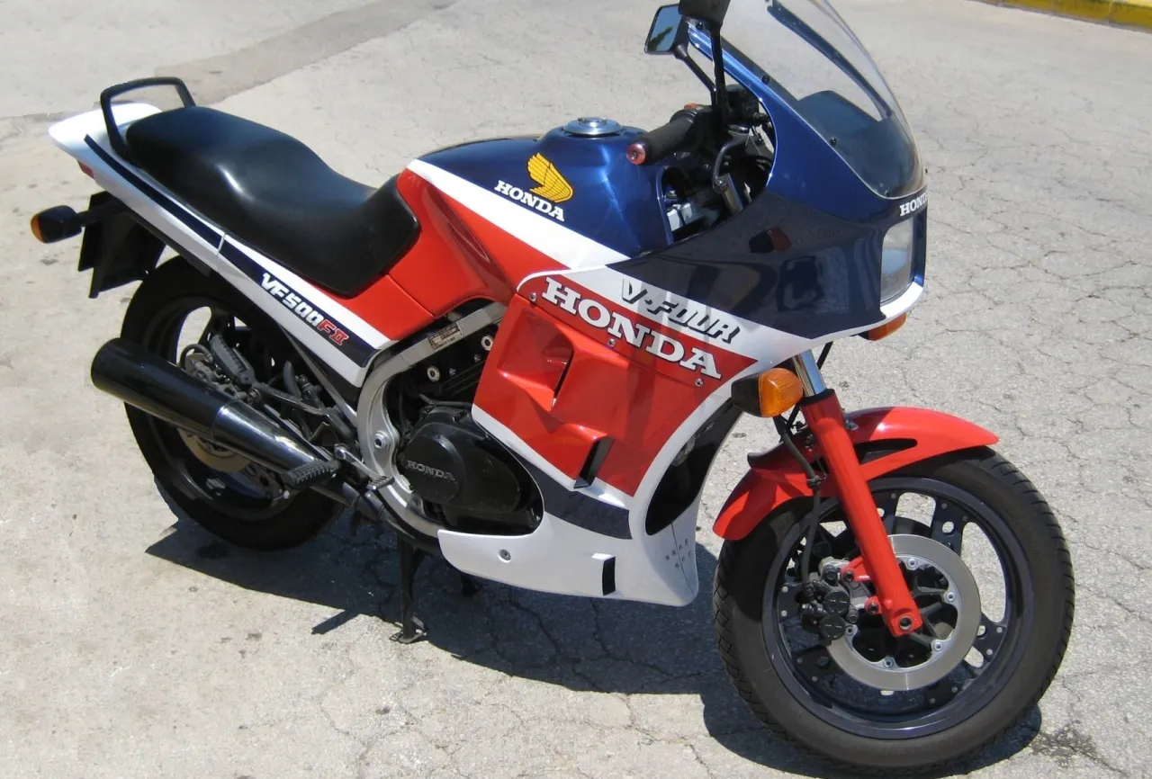 Honda VF 500 F2 Interceptor driekwart vooraanzicht