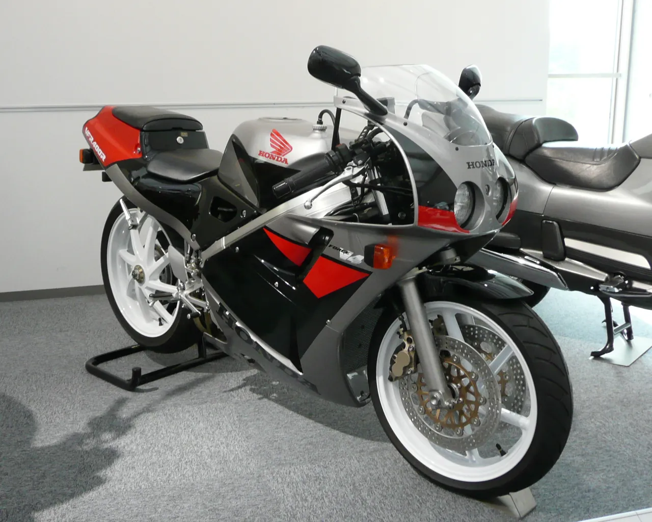 Honda VFR400R NC30 in rood, zijaanzicht