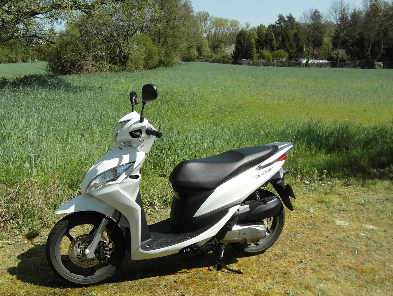 Honda Vision 110 scooter detail zijaanzicht