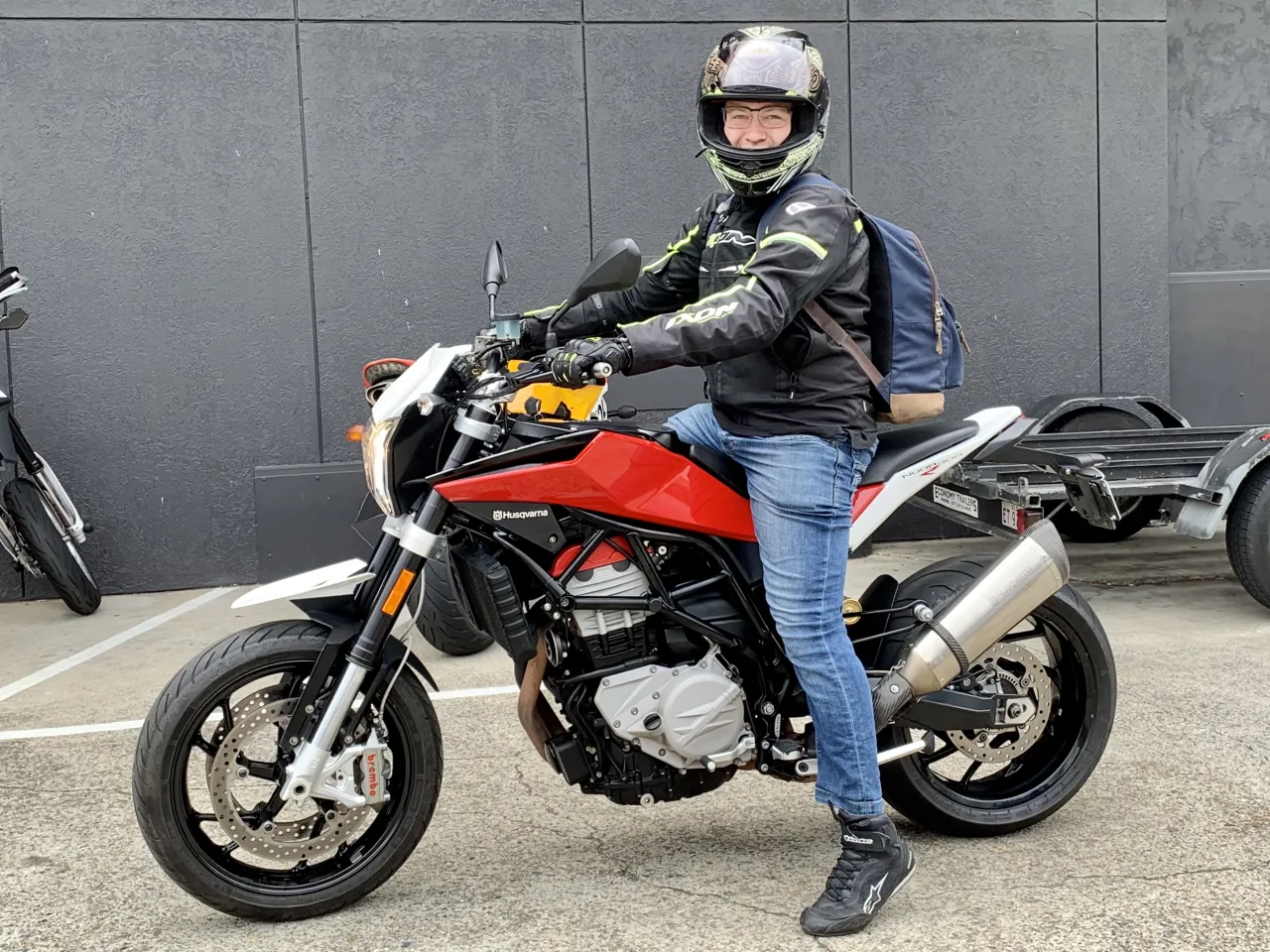 Husqvarna Nuda 900 R supermoto zijaanzicht links