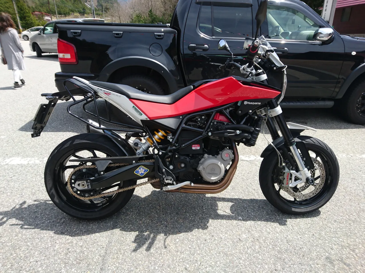 Husqvarna Nuda 900 supermoto zijaanzicht