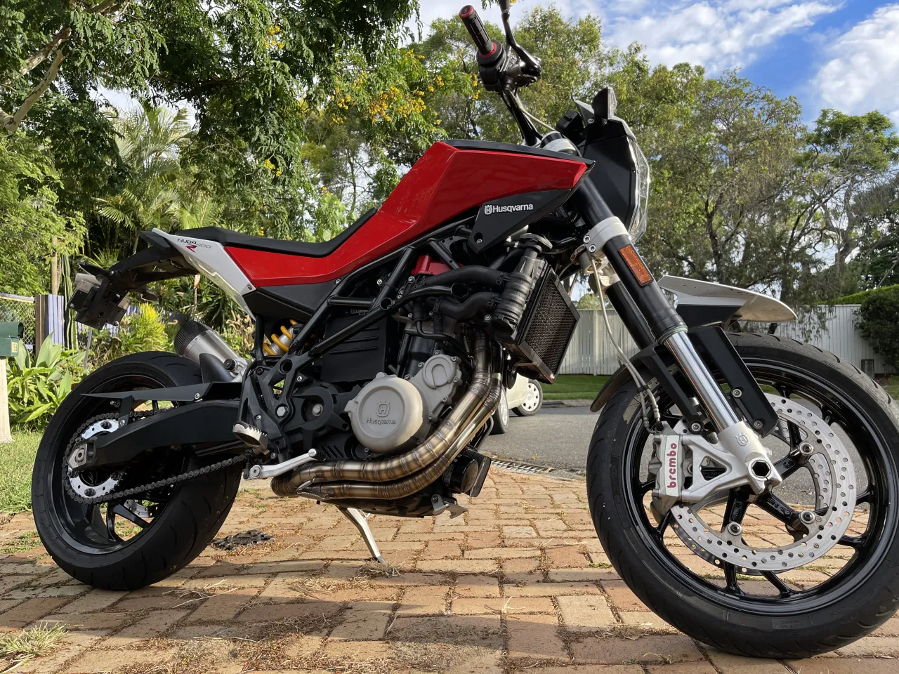 Husqvarna Nuda 900 R met roestvrijstalen uitlaatpijpen