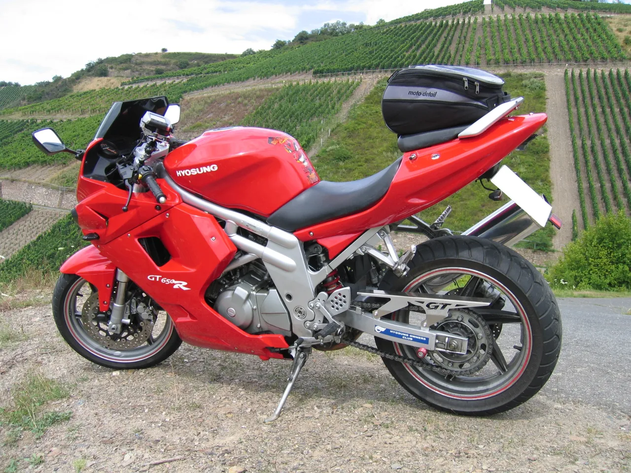 Hyosung GT 650R in zwart en oranje kleuren