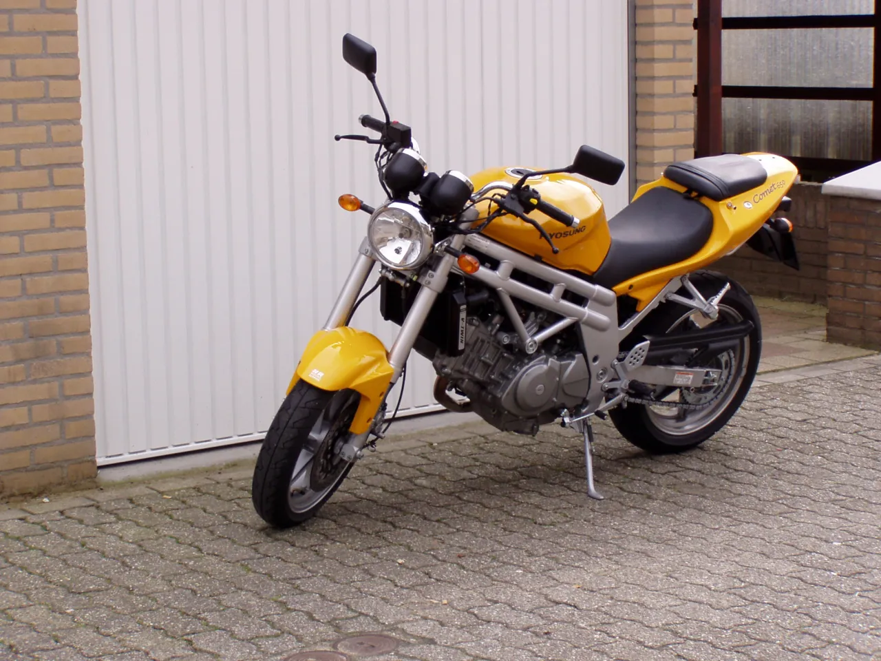 Hyosung Comet 650 naked motor in zilver/blauw