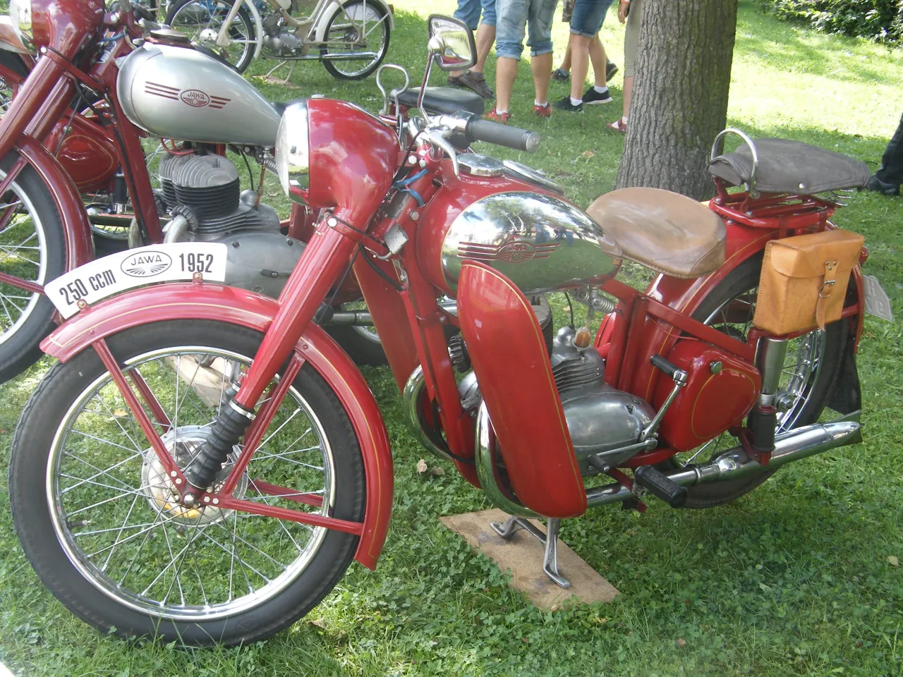 Jawa 250 klassieke motor uit 1952 in originele staat