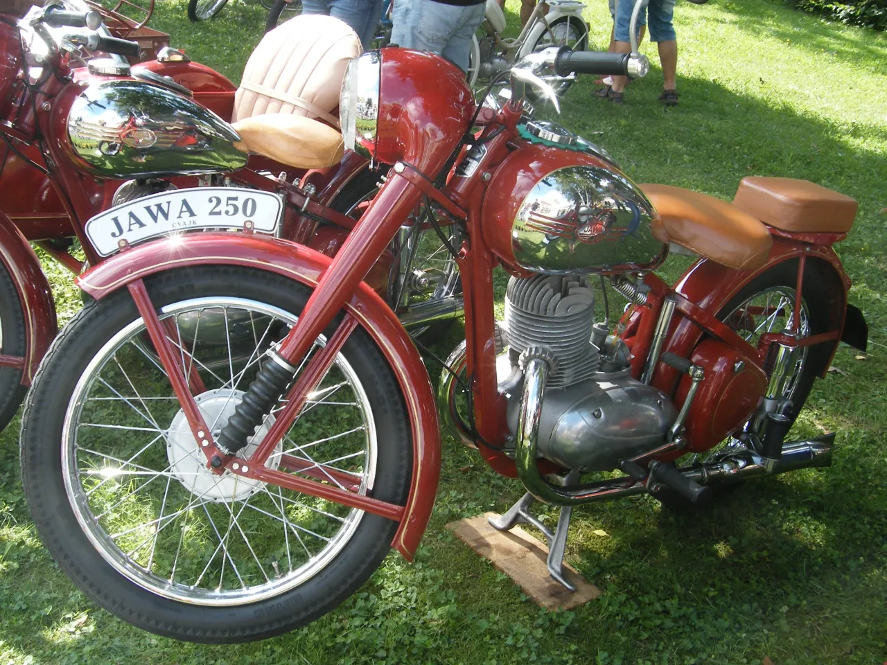 Jawa 250 motor in rode lakkleur