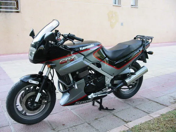 Kawasaki GPZ 500 S, zijaanzicht