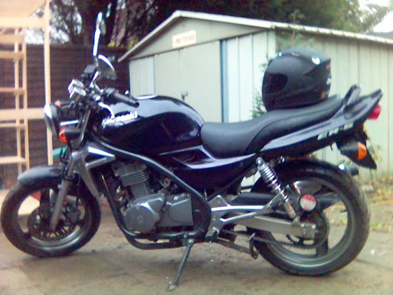 Kawasaki ER-5 naked bike in zijaanzicht