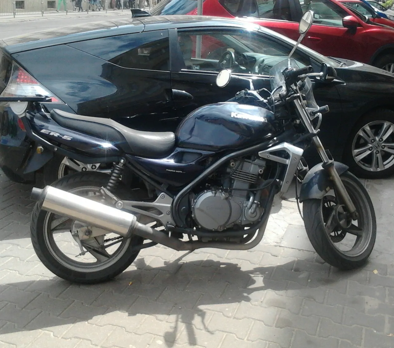 Kawasaki ER-5 geparkeerd in Warschau