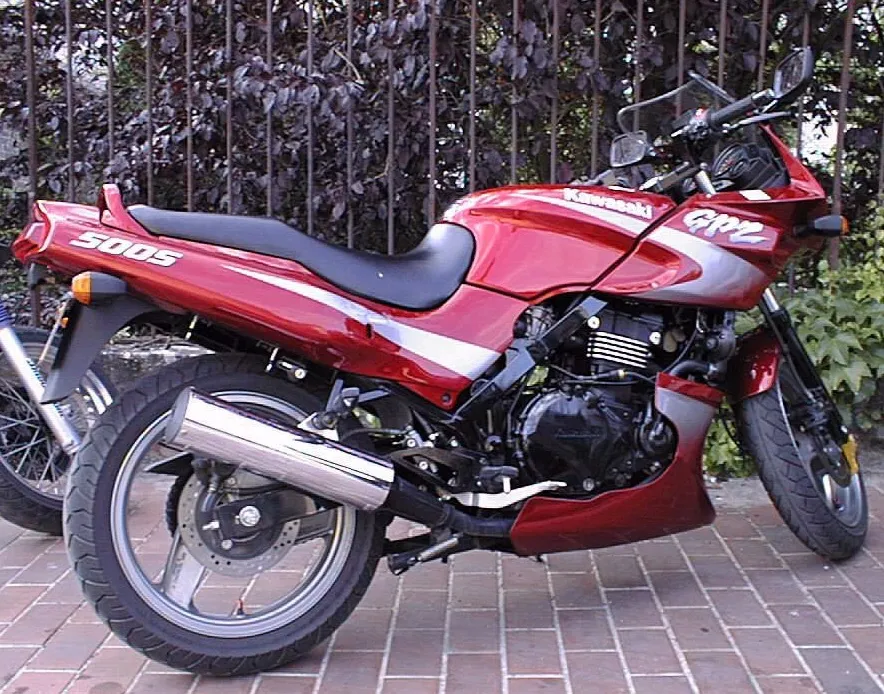 Kawasaki GPZ 500 uit 1999, zijaanzicht