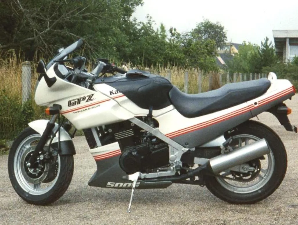 Kawasaki GPZ 500 S uit 1989, zijaanzicht