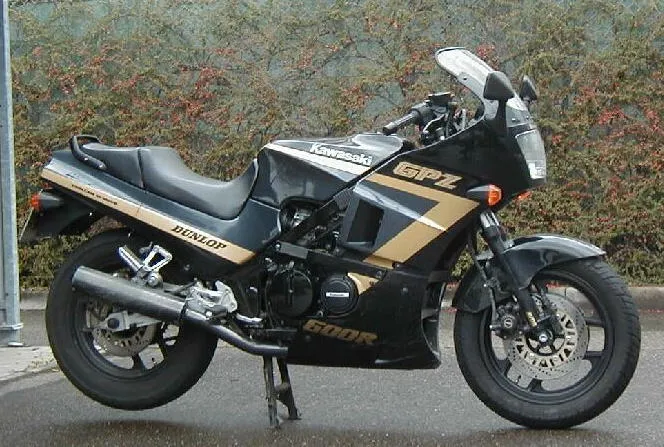 Kawasaki GPZ600R modeljaar 1989 zijaanzicht