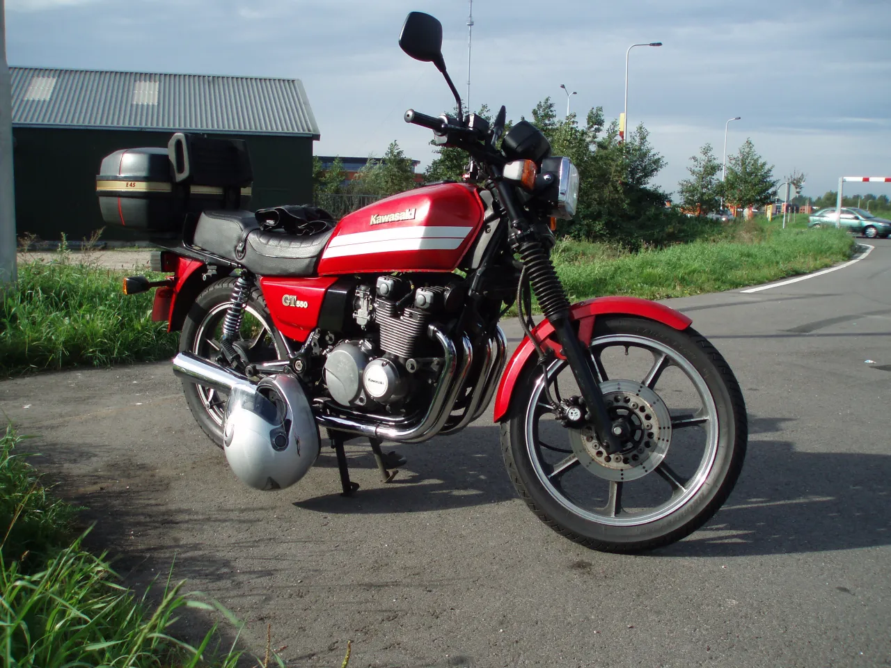 Kawasaki GT 550 toermotor in zilver met originele full-fairing