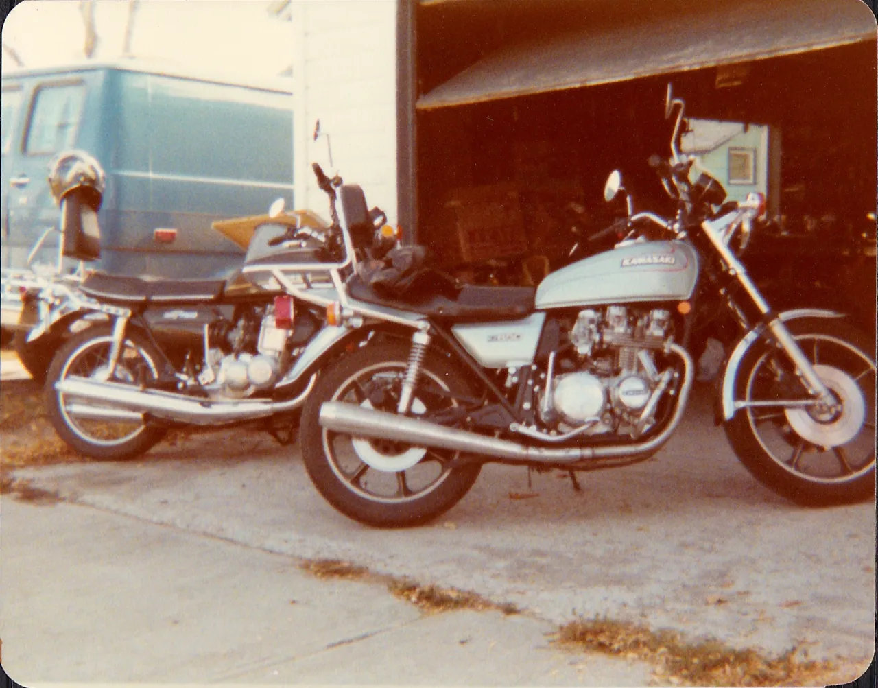 Kawasaki GT 750 zijaanzicht op tentoonstelling