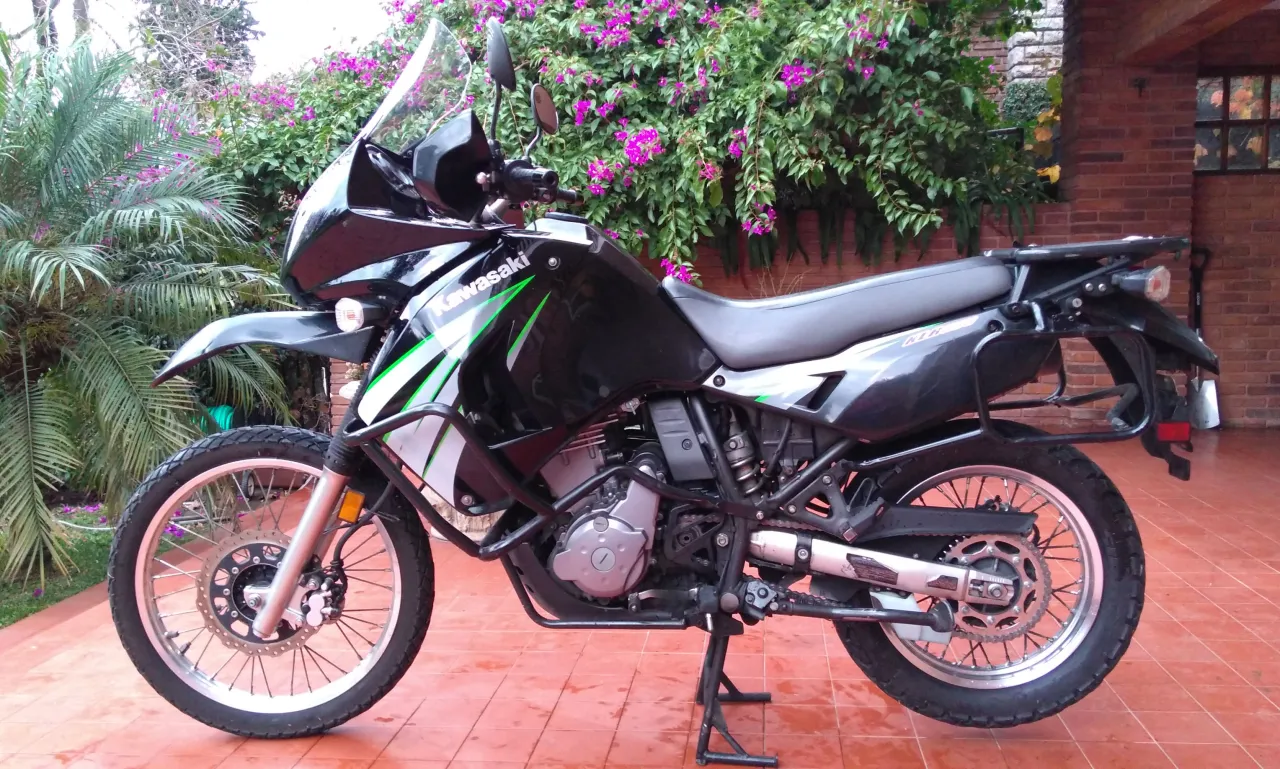 Kawasaki KLR 650 uit 2009 in zwart, zijaanzicht