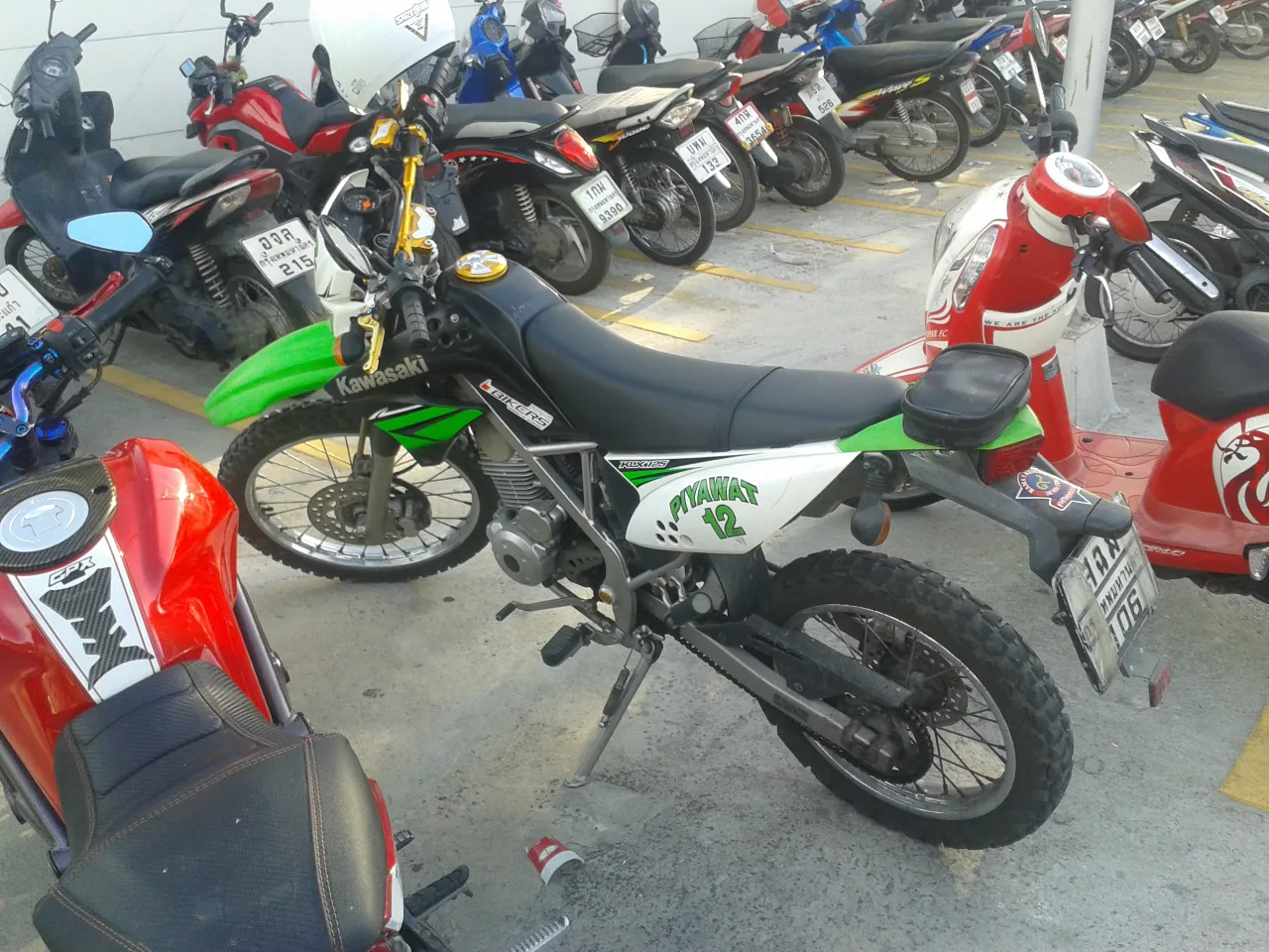 Kawasaki KLX 125 trail motorfiets zijaanzicht