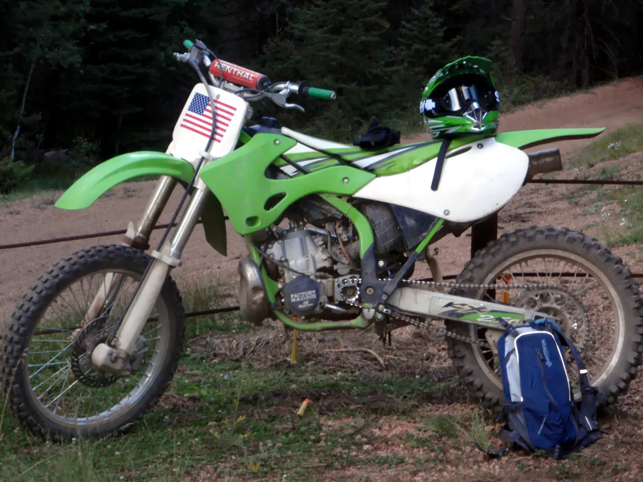Kawasaki KX 250 crossmotor zijaanzicht