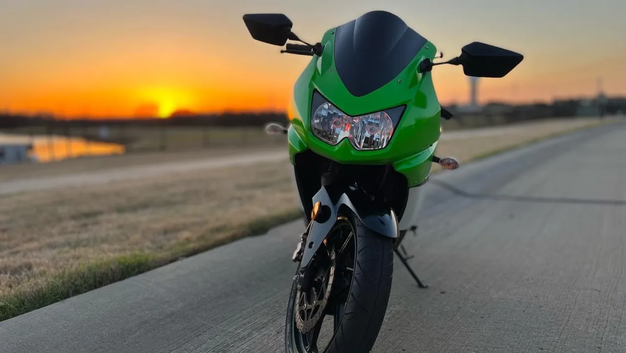 Kawasaki Ninja 250R geparkeerd bij een meer