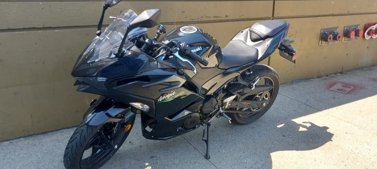 Kawasaki Ninja 500 2024 sportourer zijaanzicht
