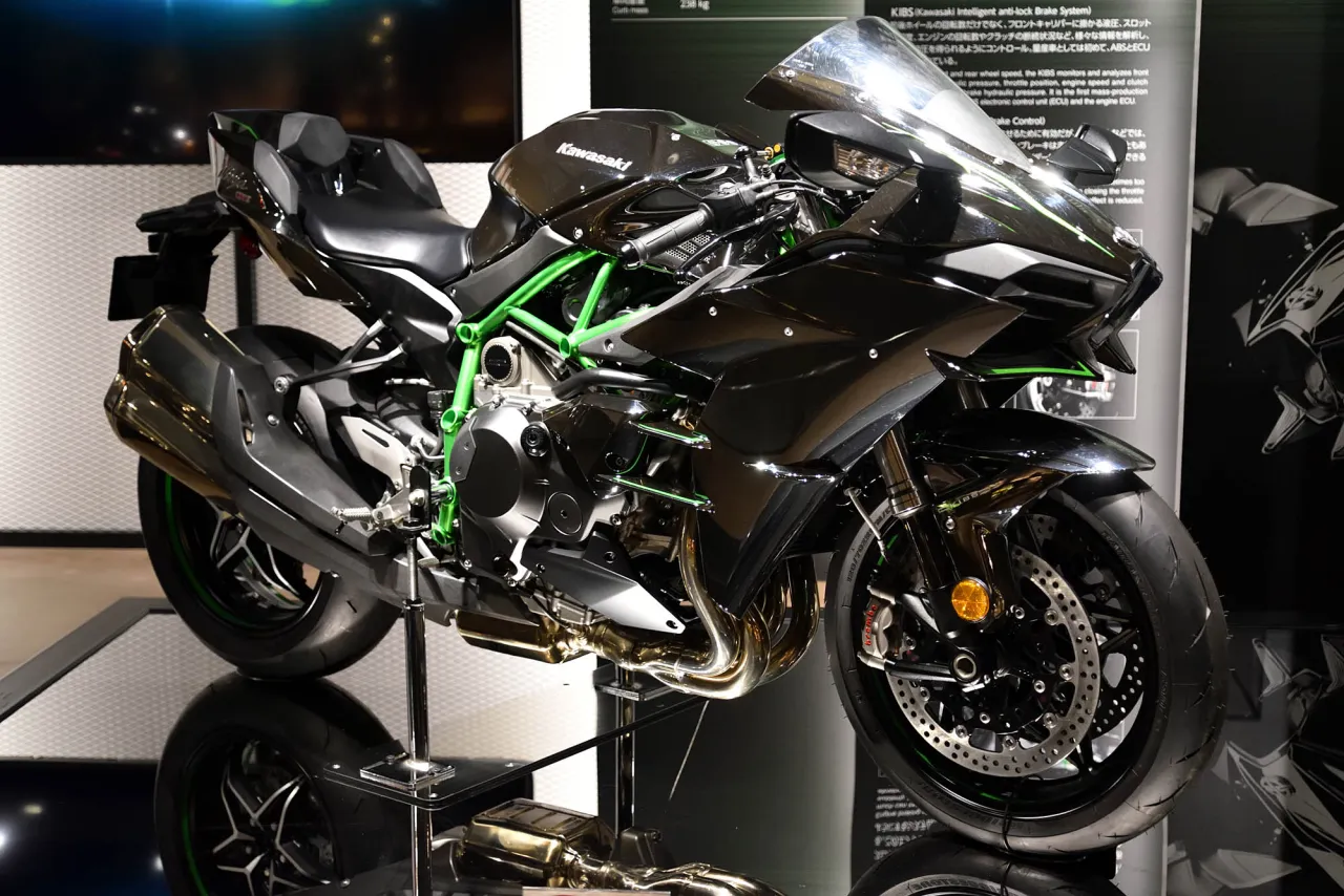 Kawasaki Ninja H2 supercharged motor in groen-zwart kleurschema