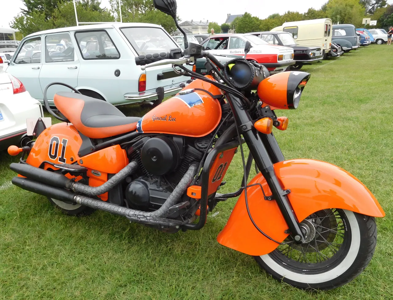 Kawasaki VN 800 Drifter in rode kleurstelling, driekwart vooraanzicht