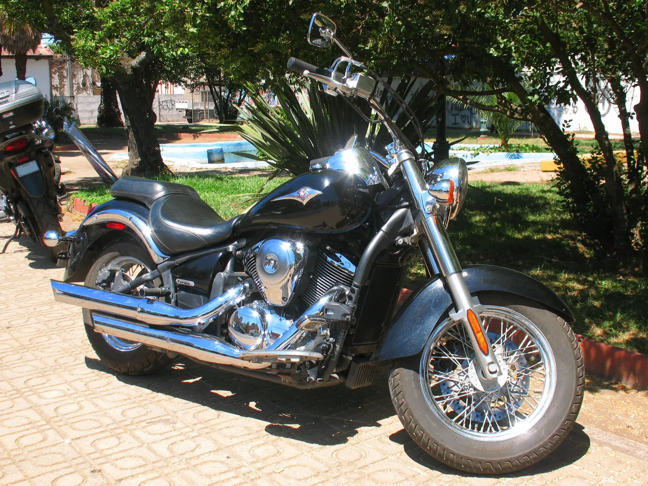 Kawasaki Vulcan 900 cruiser zijaanzicht
