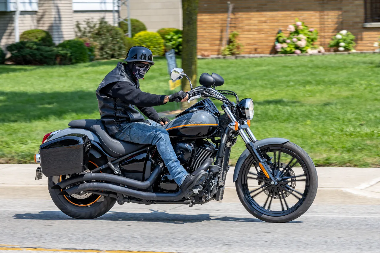 Kawasaki Vulcan 900 Custom rijdend op Seacliff Drive, Ontario