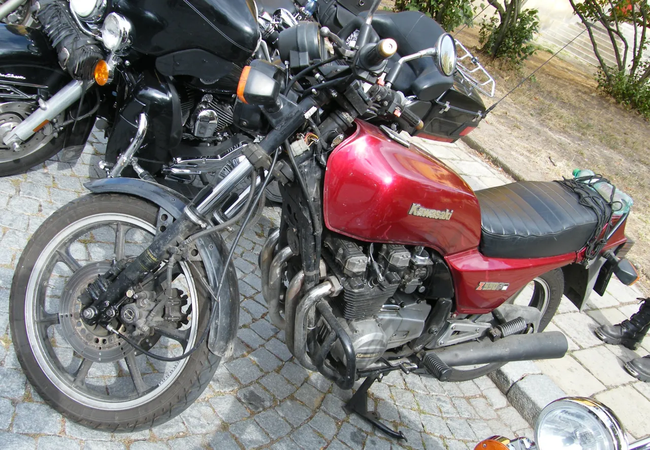 Kawasaki Z550 in zijaanzicht