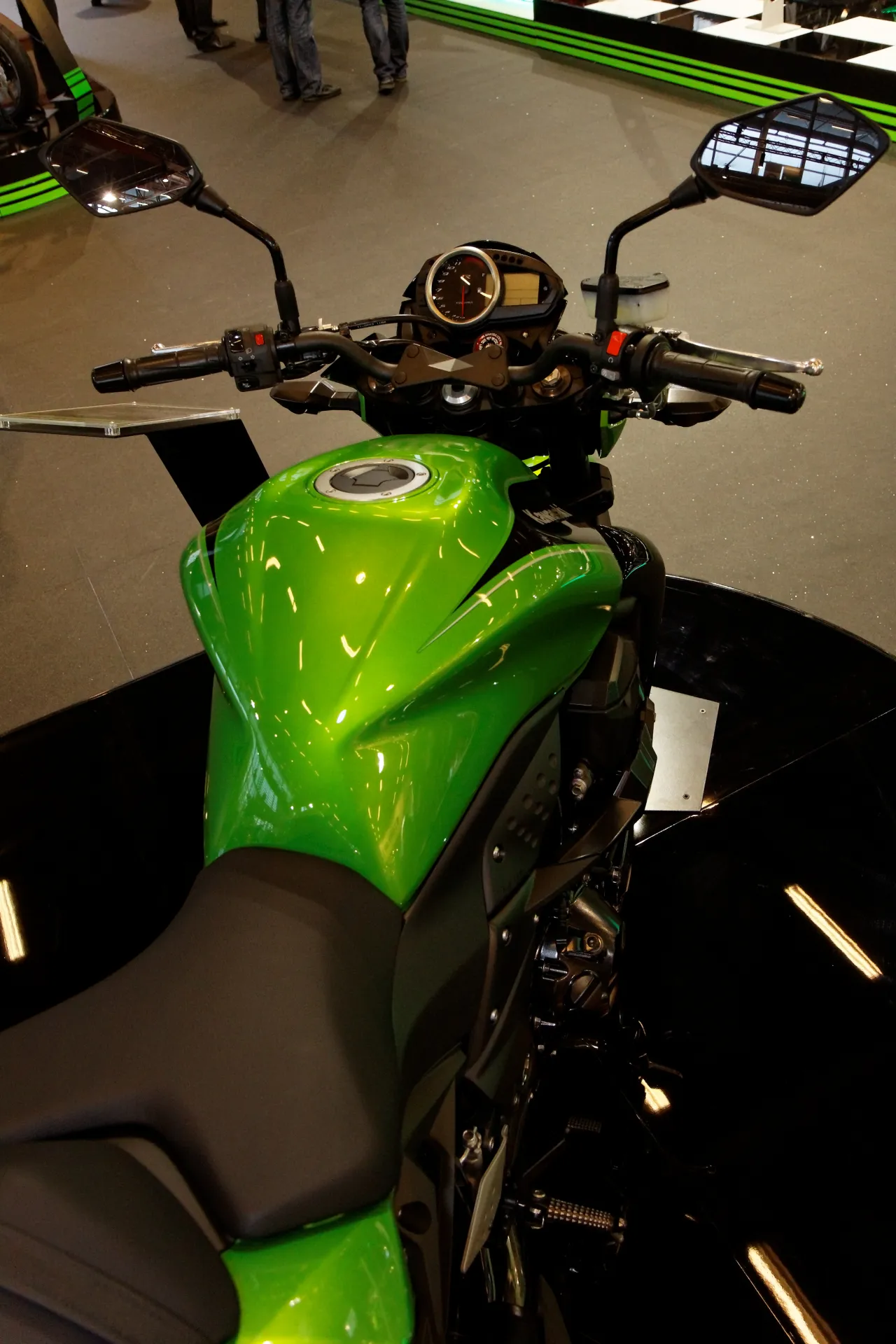 Kawasaki Z 750 R op Paris Salon de la Moto 2011