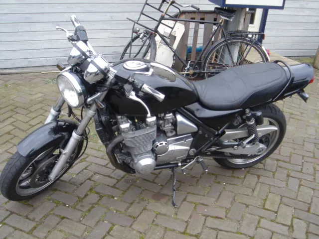 Kawasaki Zephyr 1100 retro nakedmotor zijaanzicht