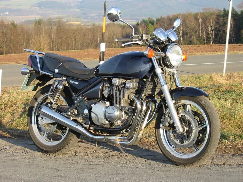 Kawasaki Zephyr 550 side view