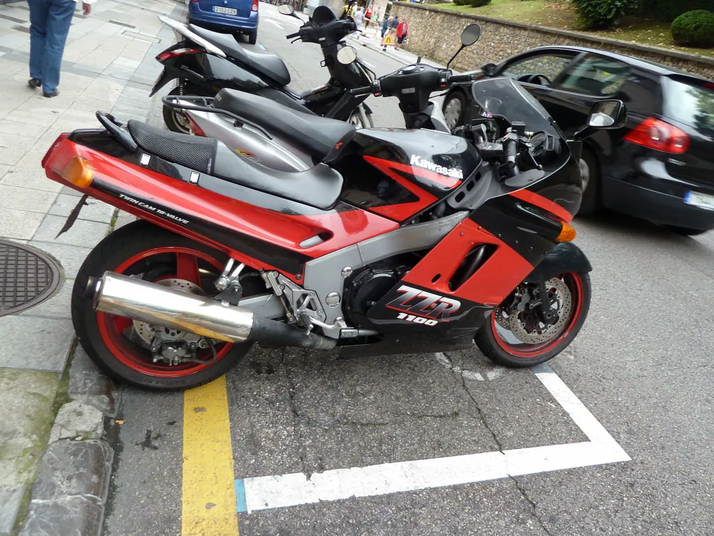 Kawasaki ZZR1100 sport-tourer zijaanzicht