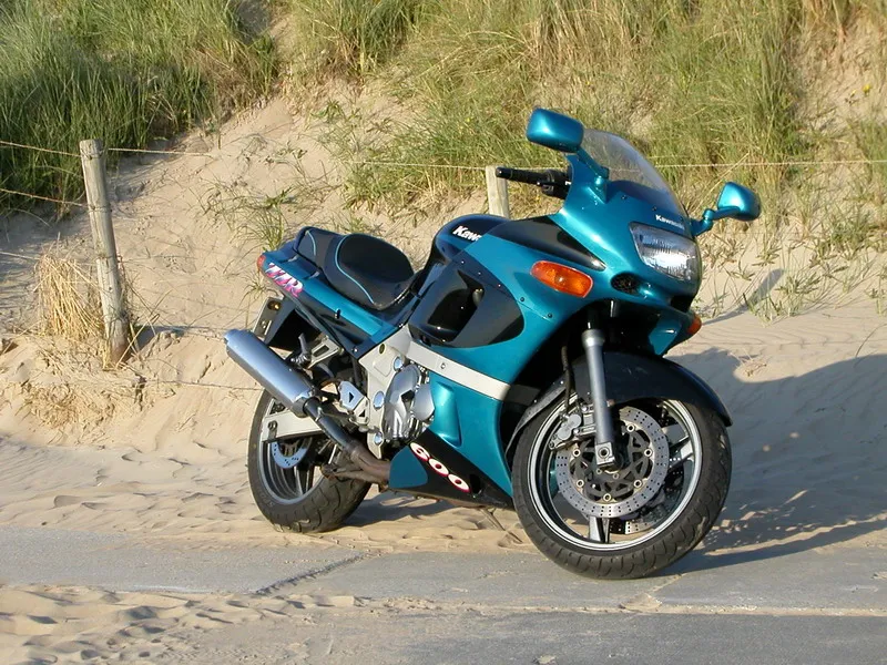 Kawasaki ZZ-R 600 sporttourer, zijaanzicht