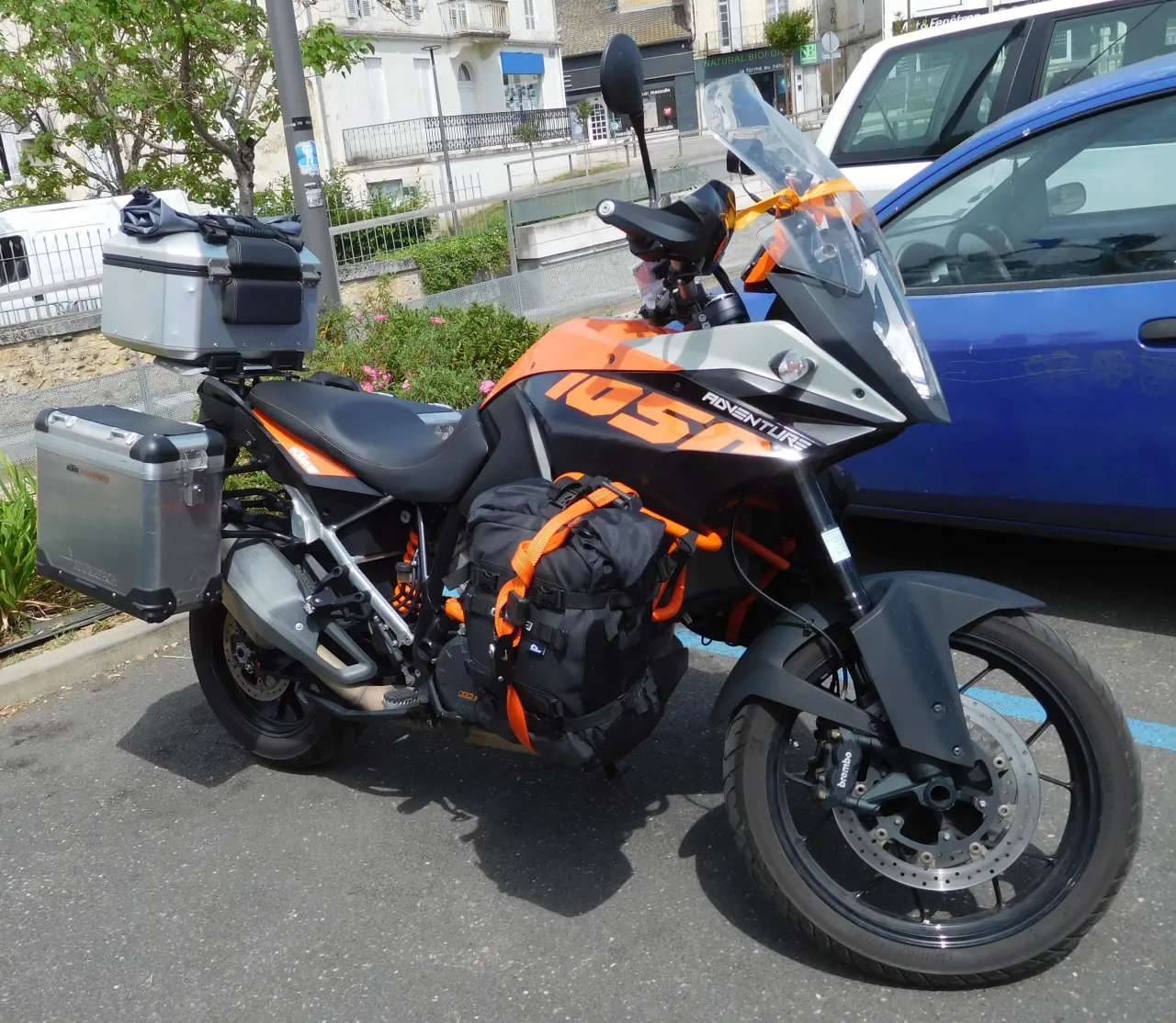 KTM 1050 Adventure in oranje kleur, zijaanzicht