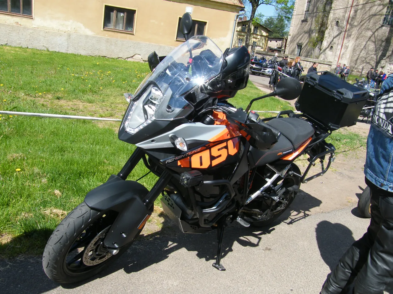 KTM 1050 Adventure geparkeerd, driekwart zijaanzicht