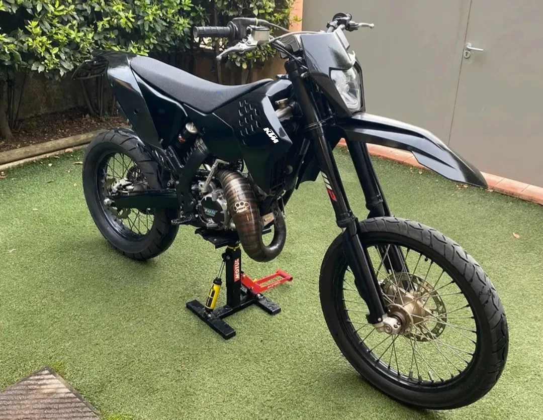 KTM SX 125 crossmotor driekwart vooraanzicht